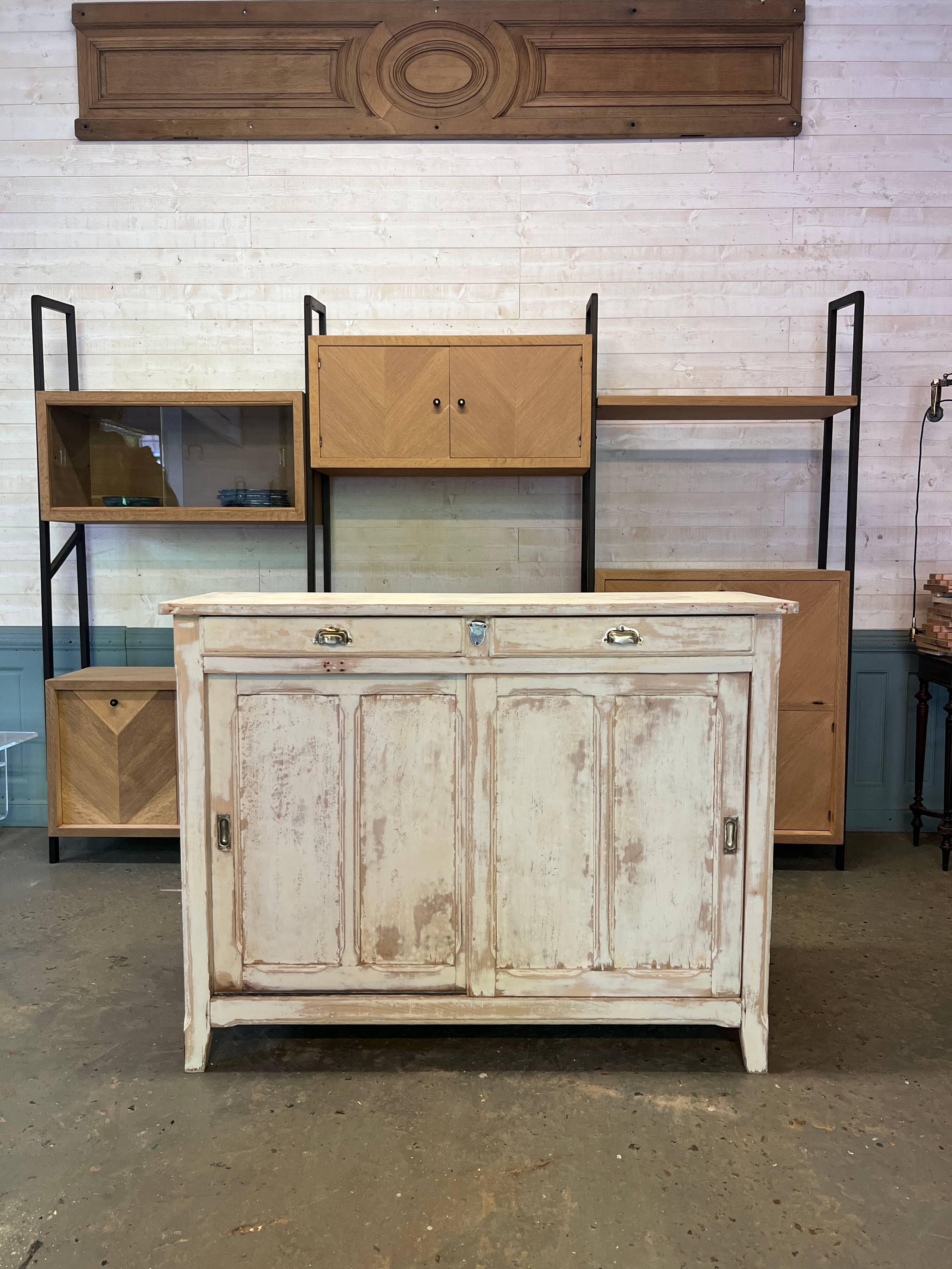 Buffet parisien à portes coulissantes