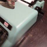 Machine à écrire Olympia Standard bleue pastel vintage