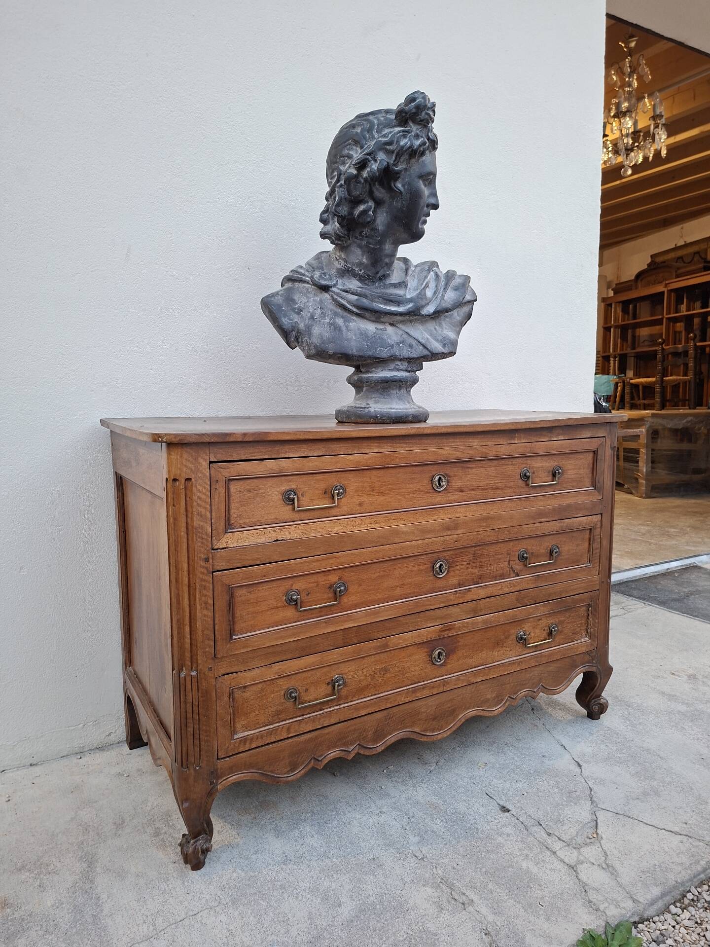 Louis XV style commode in solid walnut, 19th century rustic.