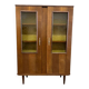 vitrine vintage en bois avec verre à relief jaune ocre