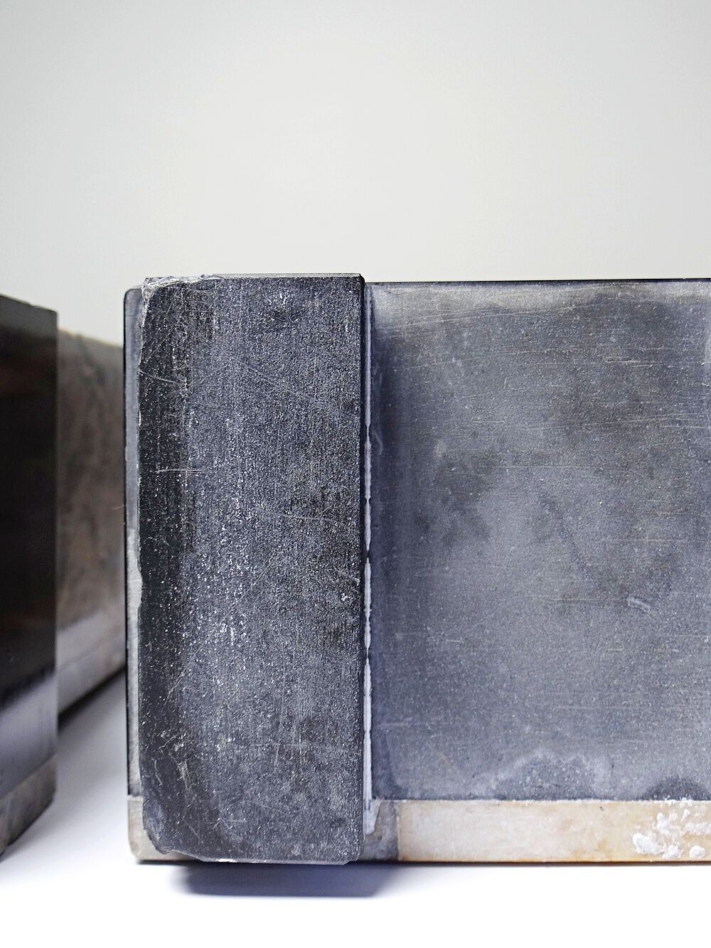 Pair of bookends, Art Deco fireplace decoration in antique marble from the 1920s-1930s.