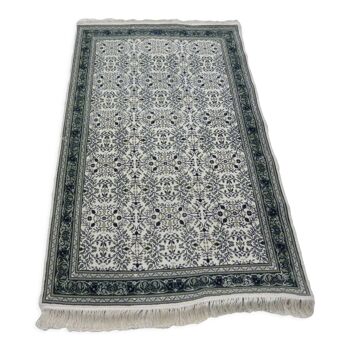 Classic hand-knotted persian oriental rug floral pattern