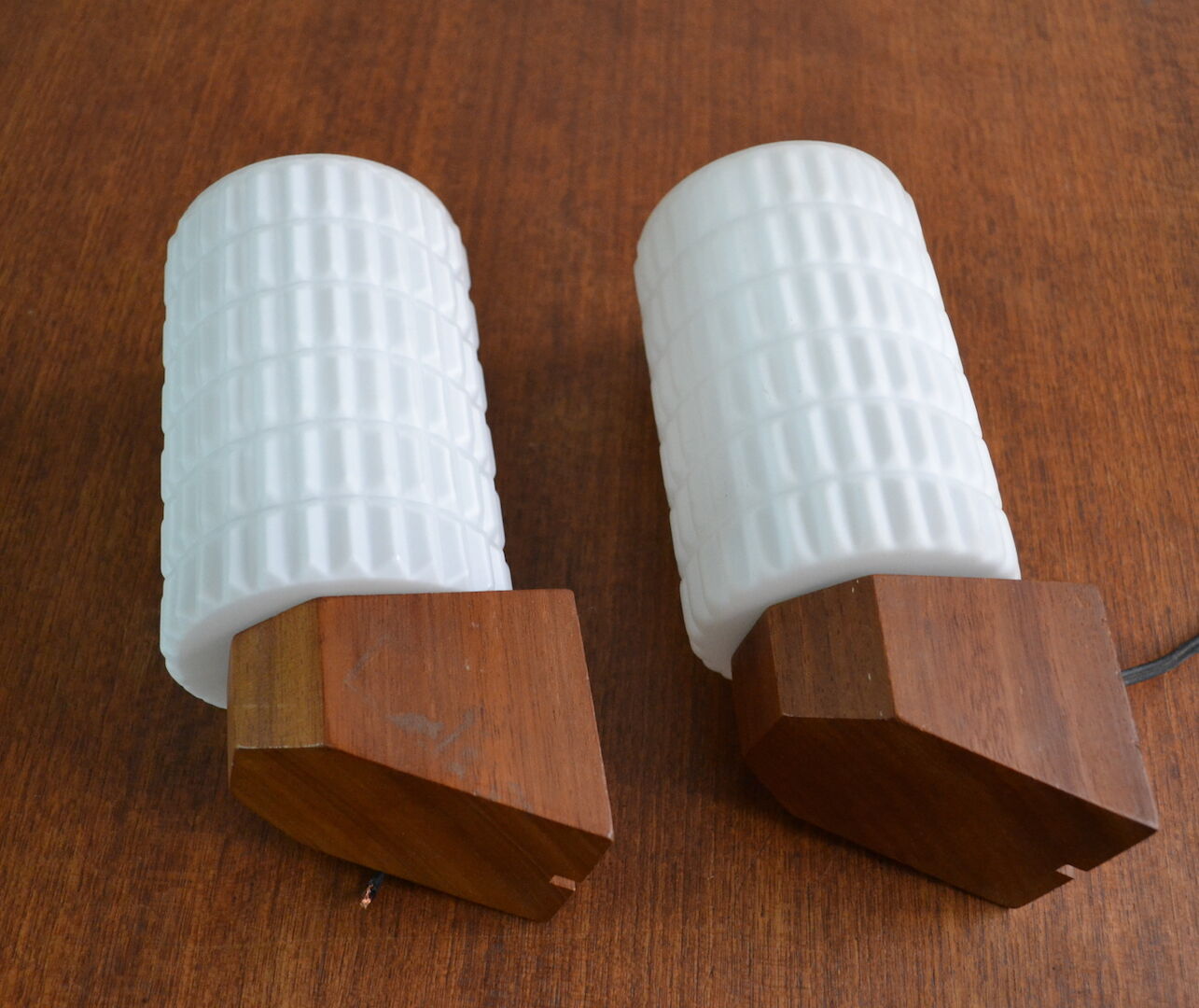 Paire d'appliques scandinaves teck opaline 60s