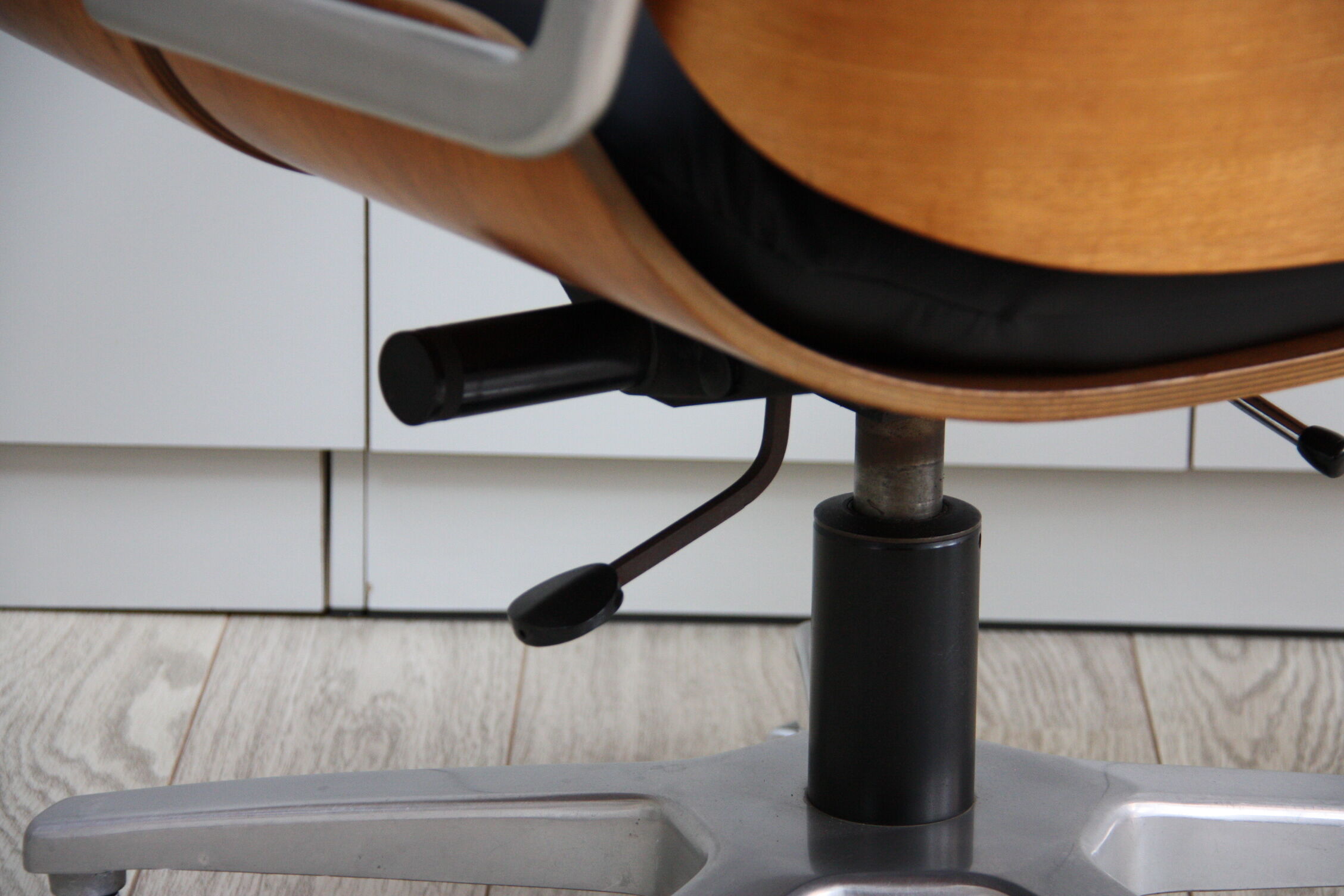 Vintage swivel office armchair in black leather and wood by Giroflex 60s