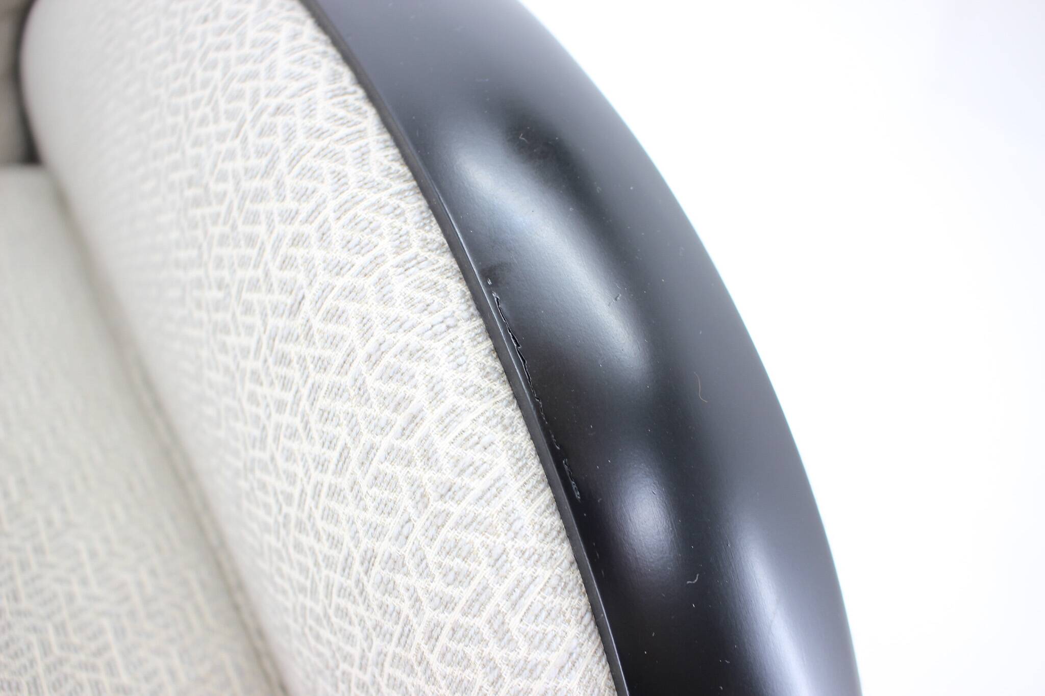 Canapé italien à deux places nouvellement rembourré des années 1940