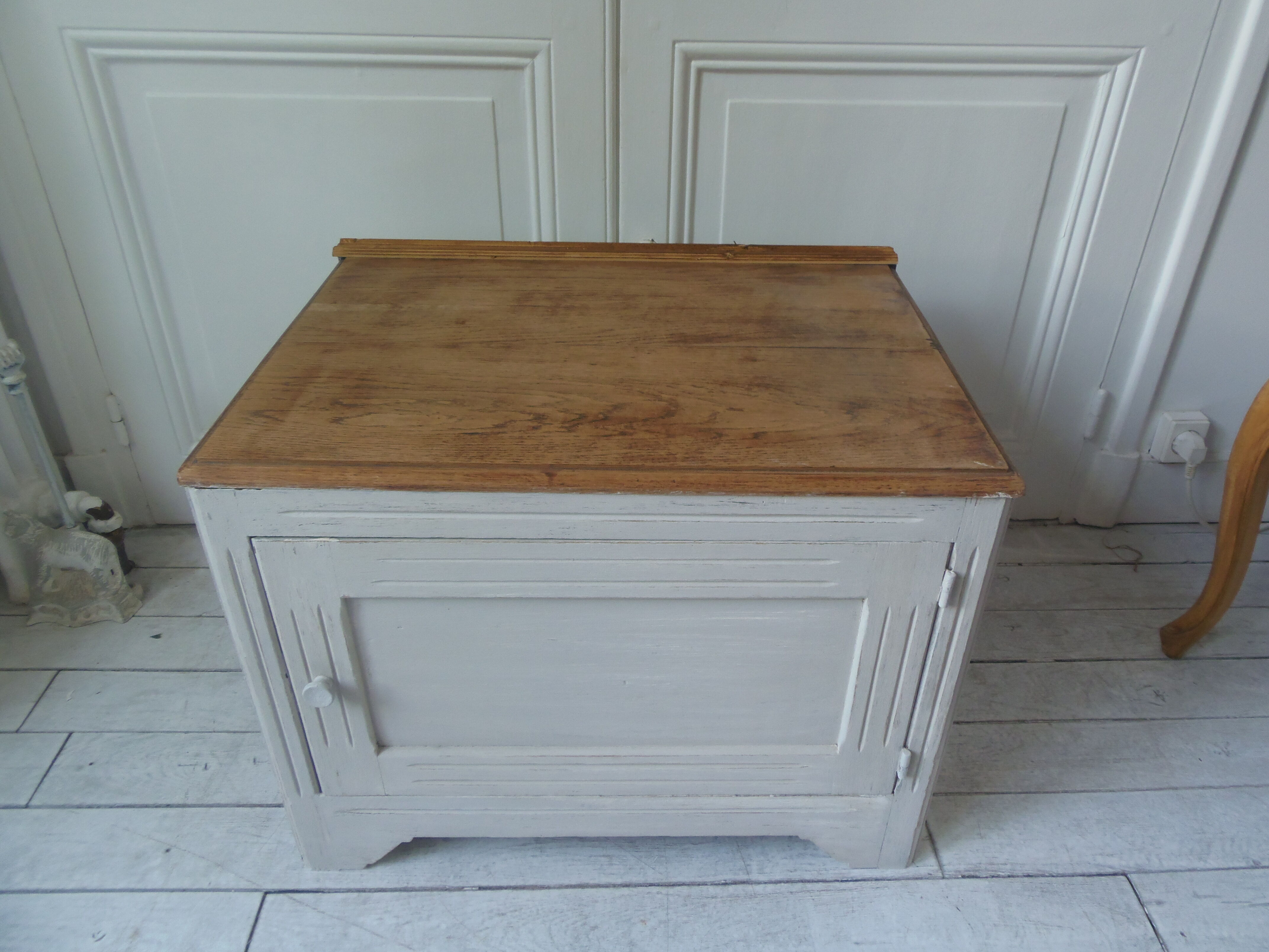 Storage furniture, bedside, pearl grey patinated sofa end, oak tray.