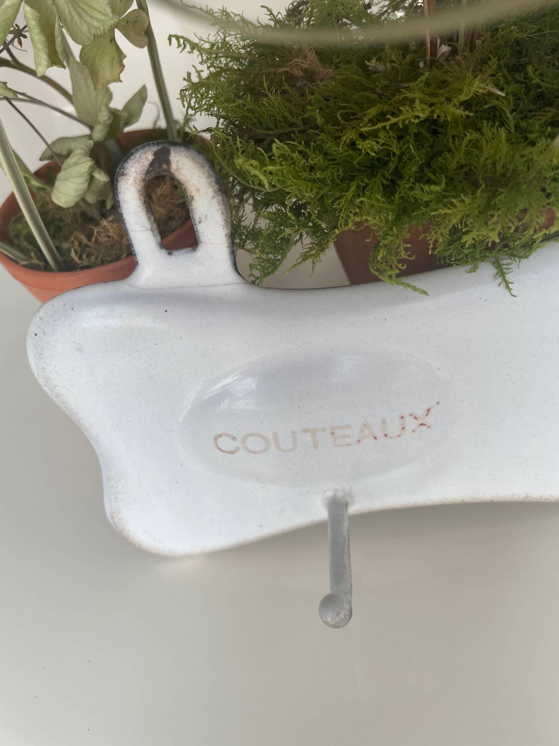 Enamelled sheet metal with inscriptions and hooks