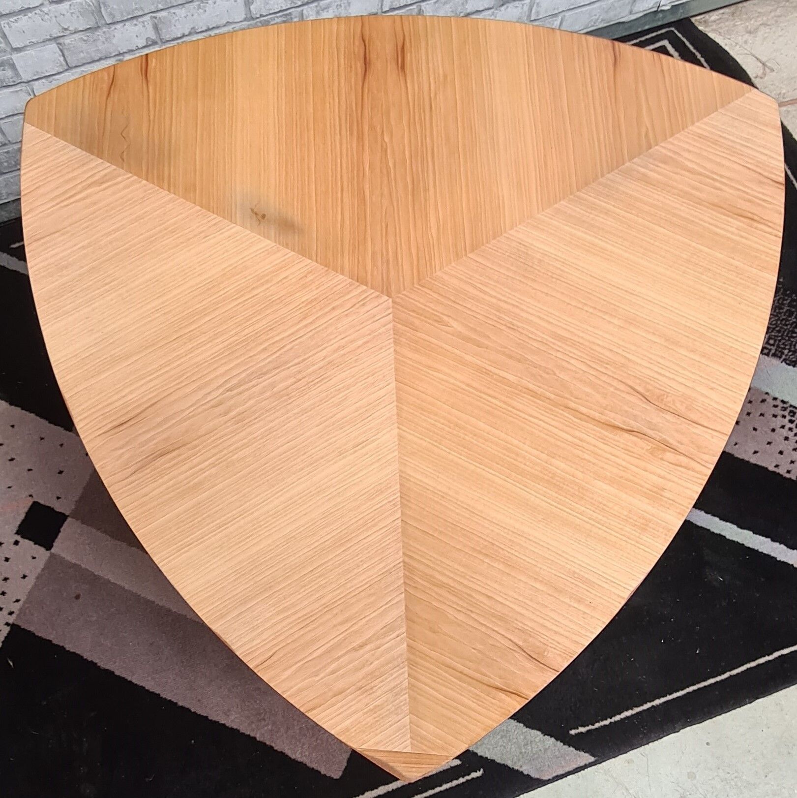 Scandinavian table spindle feet very good stability; trace of light wear on tray 84x44