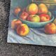 Tableau ancien Nature morte – pommes, poterie bleue et cruche en laiton sig