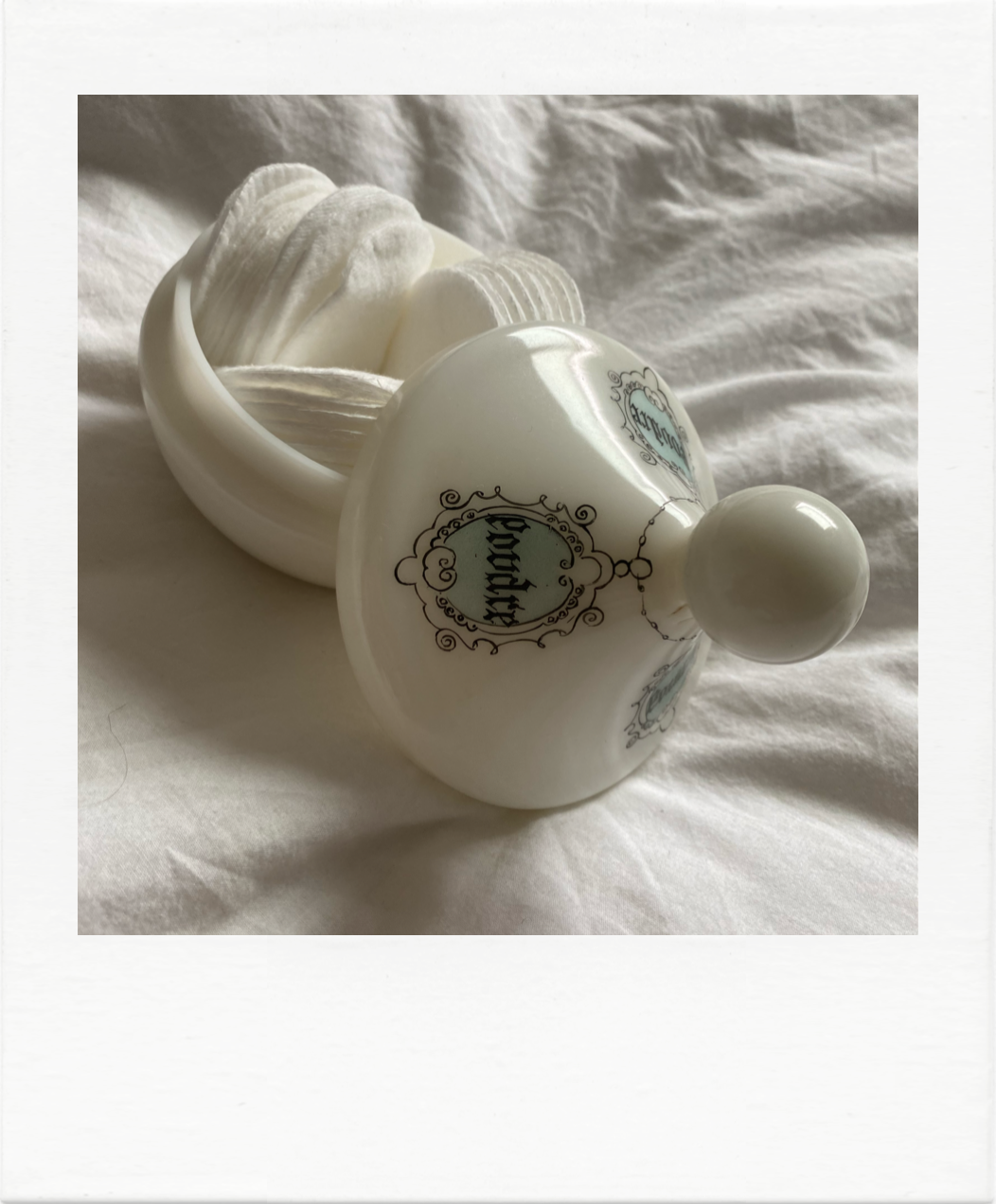 White opaline powder magazine