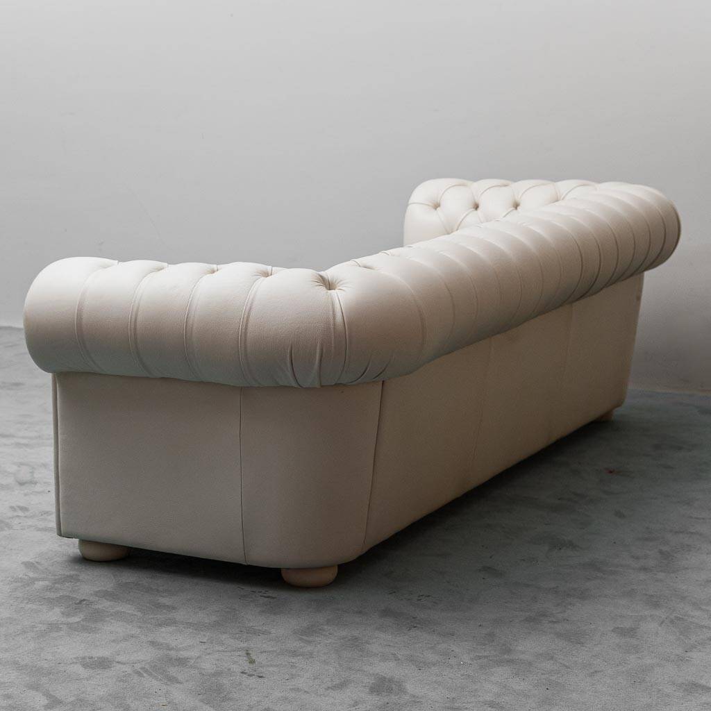 3-seater vintage Chesterfield sofa in white leather, 1970s modernist