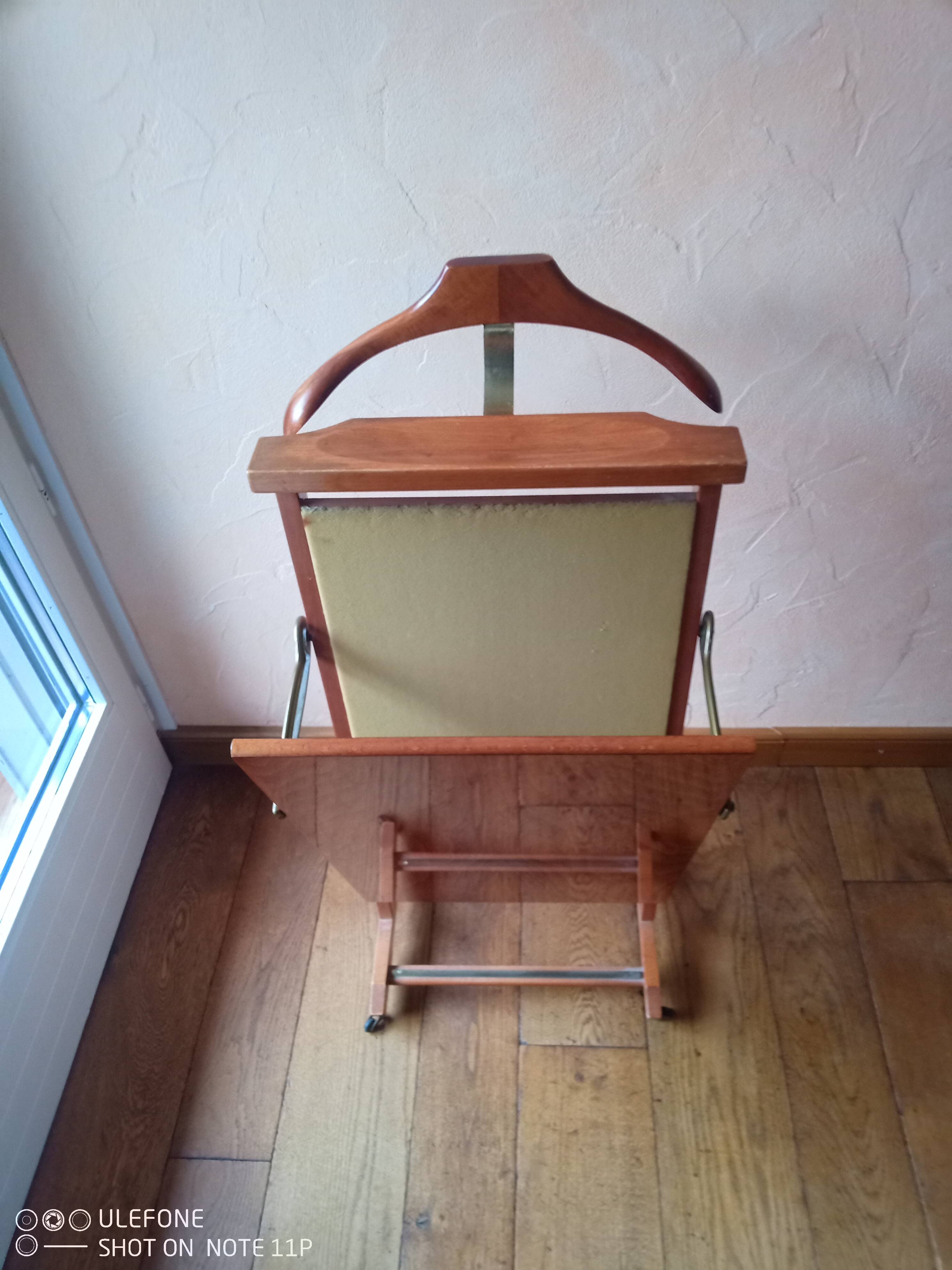 Valet. In varnished wood.