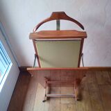 Valet. In varnished wood.