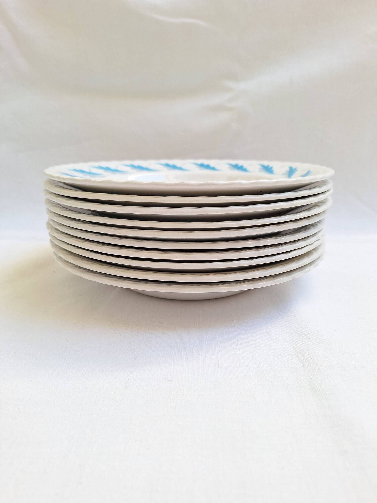 Deep plates in the Amandinoise style, blue oak leaves.