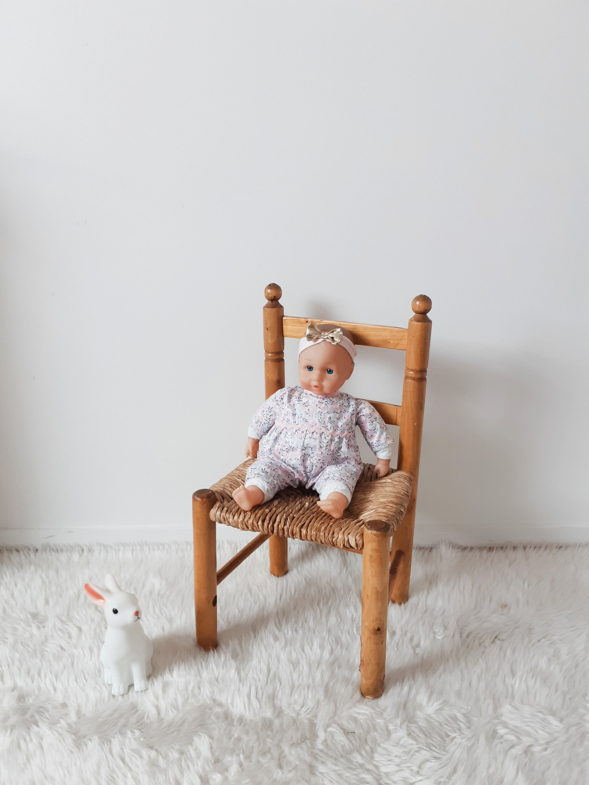 Vintage children's chair in wood and straw