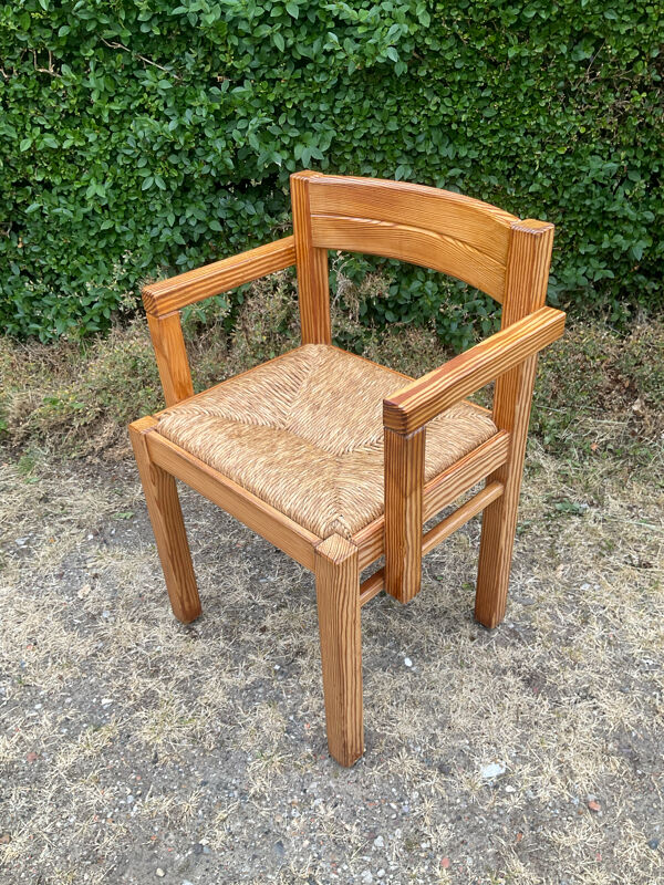 Fauteuil brutaliste en pin massif et assise paillée des années 70