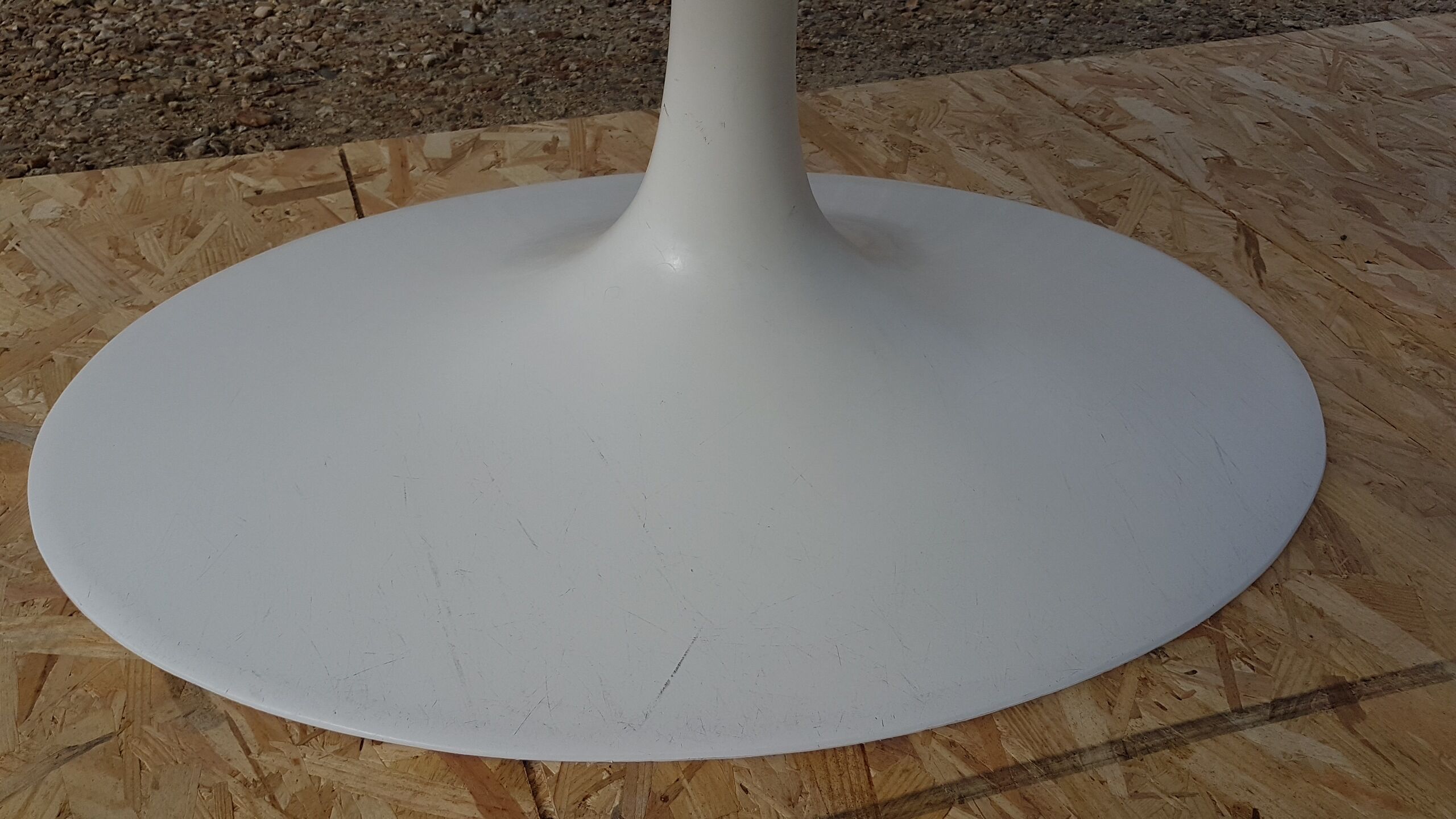 Oval table by Eero Saarinen Edite by Knoll