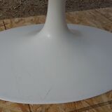 Table ovale de Eero Saarinen edite par Knoll