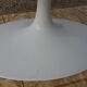 Table ovale de Eero Saarinen edite par Knoll