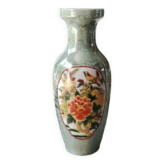 Vase Balustre Chinois, en porcelaine fine. Décor oiseaux du paradis/floral. Moucheté vert nacré. Haut 30,5 cm