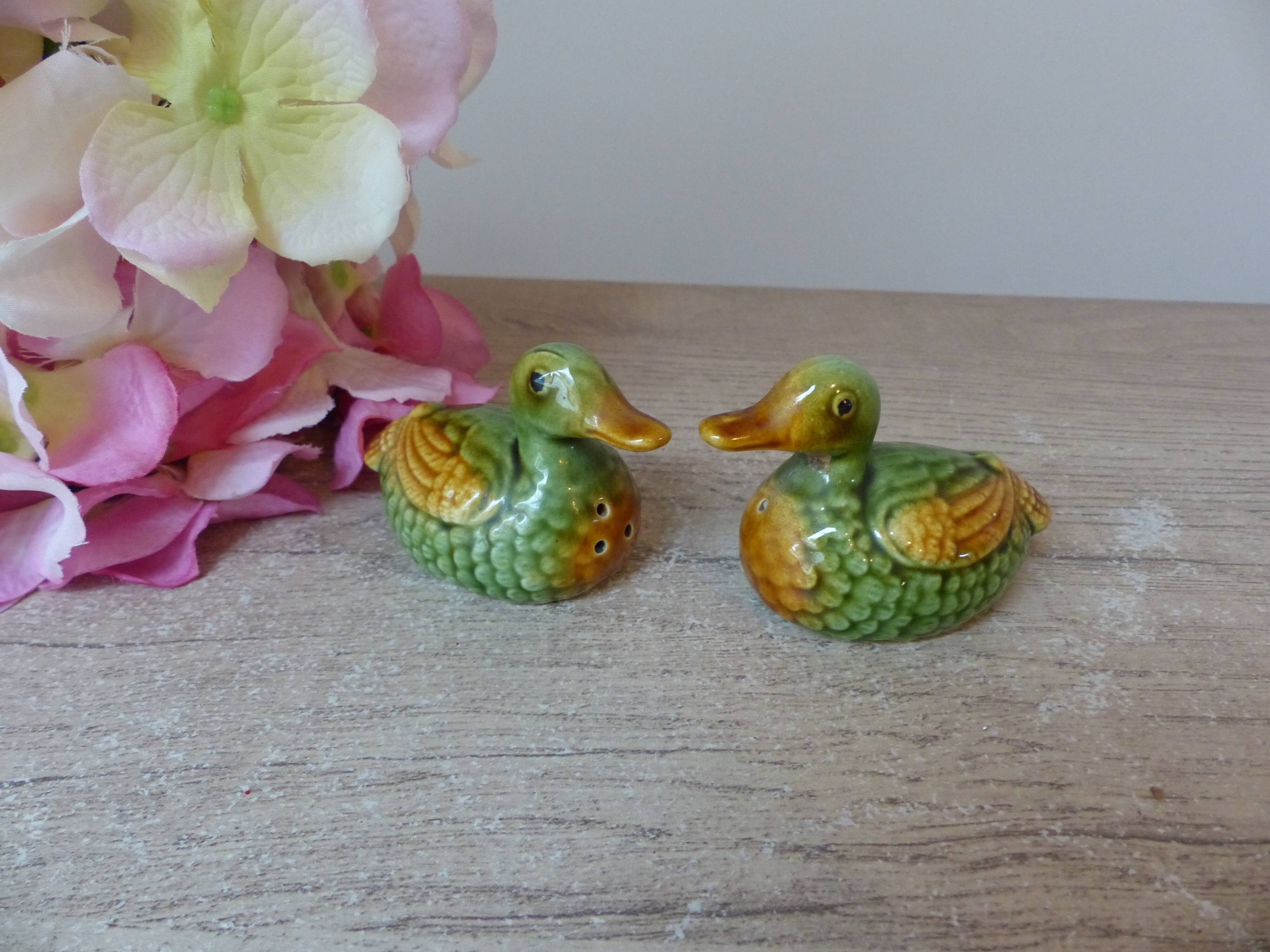 Ensemble salière et poivrière en forme de canards barbotine verts et jaunes vintage