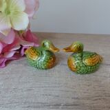 Ensemble salière et poivrière en forme de canards barbotine verts et jaunes vintage