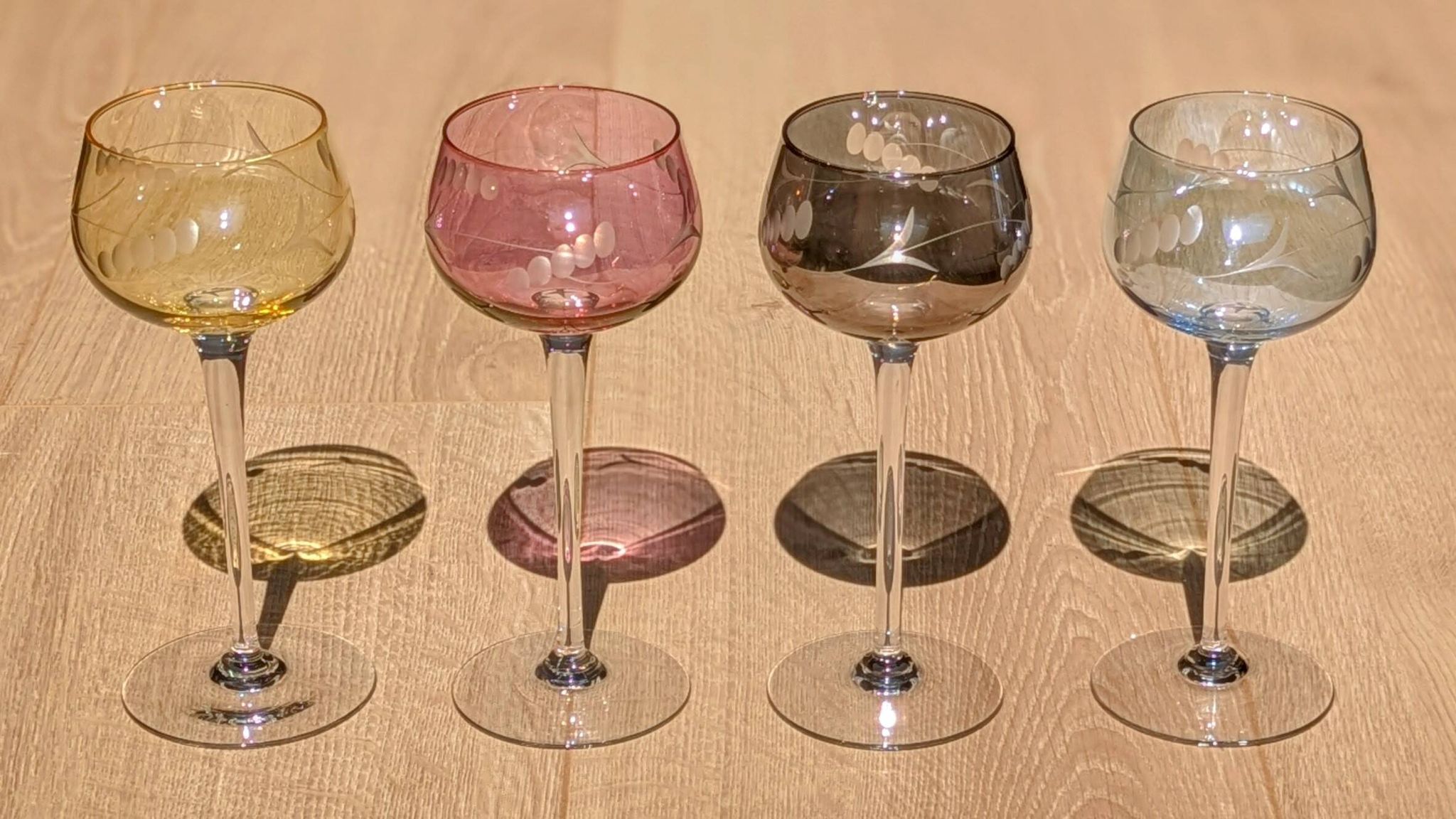 Série de 4 Verres à Vin en Cristal de Couleur  "Harlequin" Gravés Main 1960