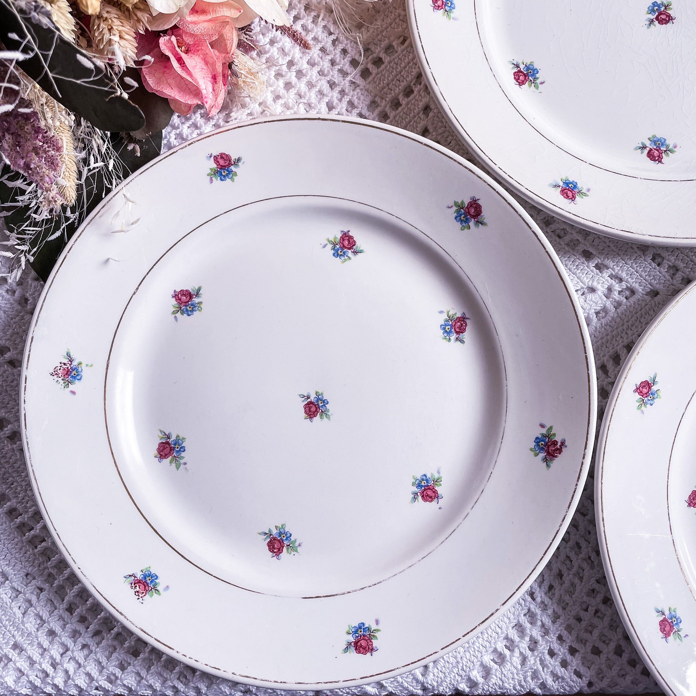 Set of 4 flowery dessert plates