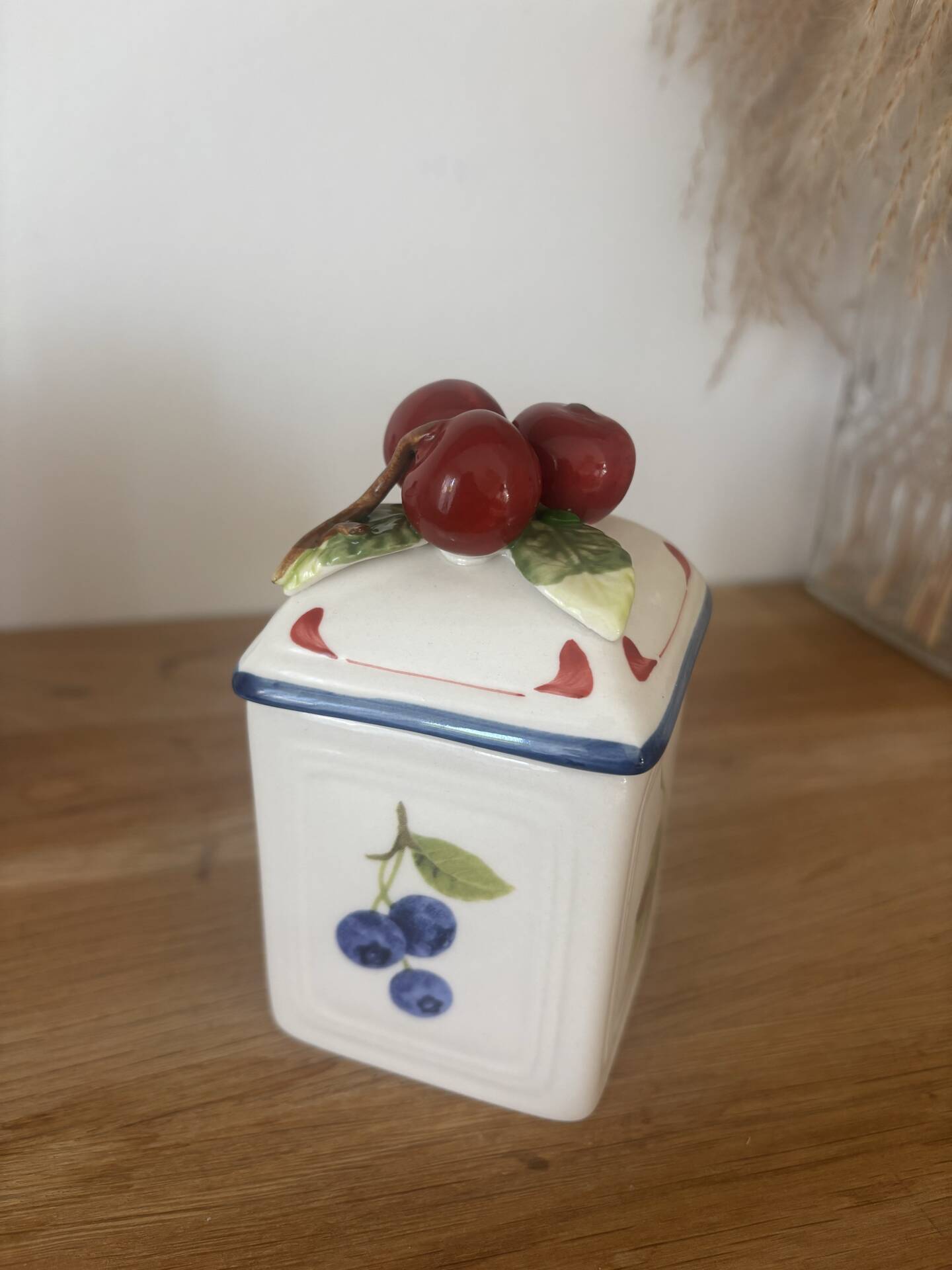 Set of 3 beautiful fruit barbotine pots by Villeroy and Boch.