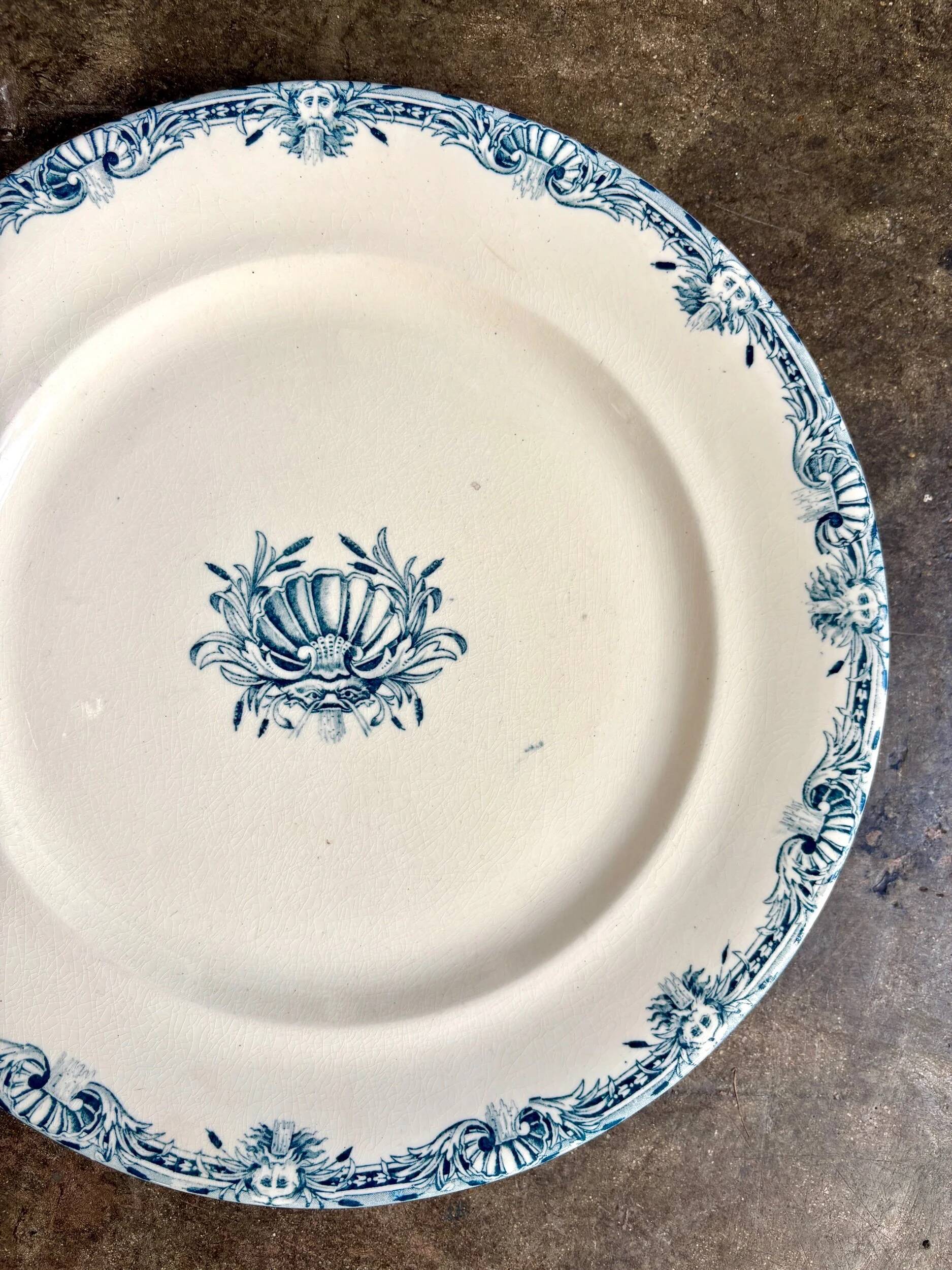 Plat rond Emile Bourgeois en terre de fer bleue