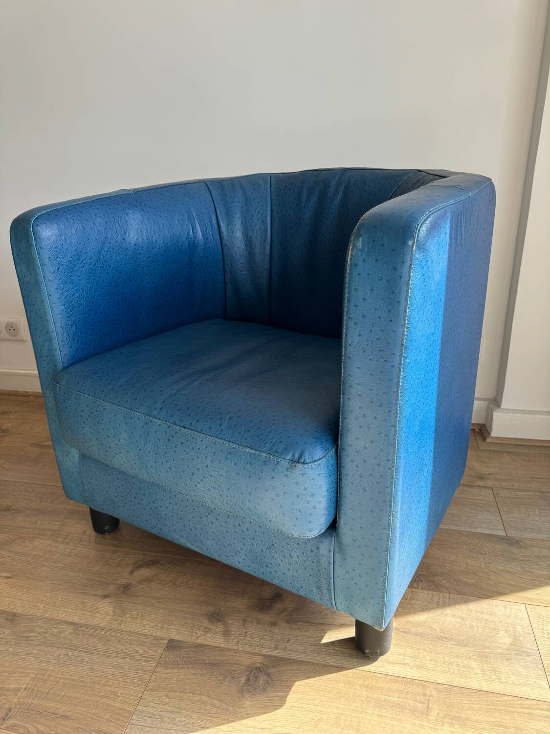 Fauteuil en cuir d'autruche bleu par Gérard Guermonprez
