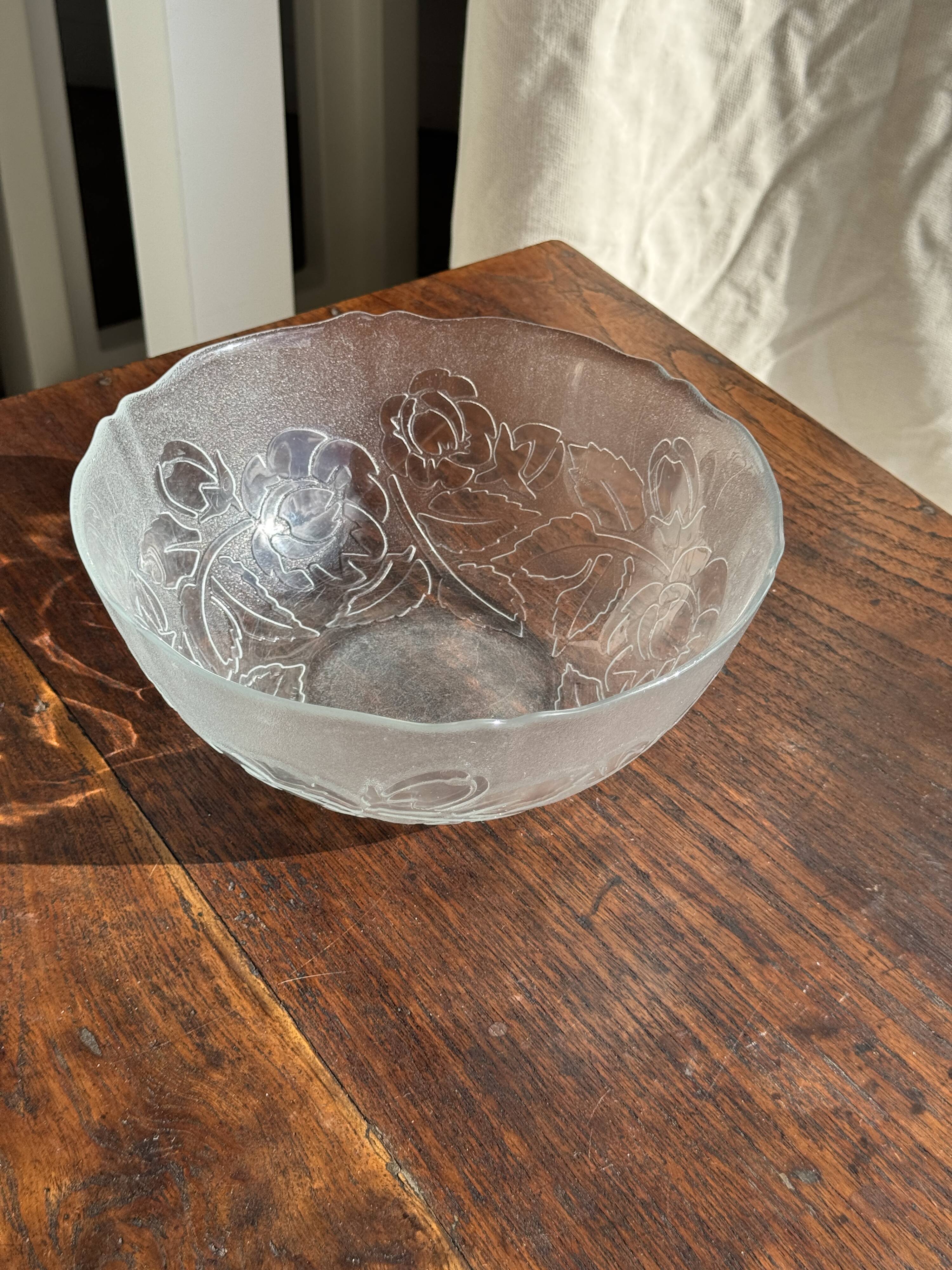 Vintage salad bowl with stylised rose pattern D23 H10