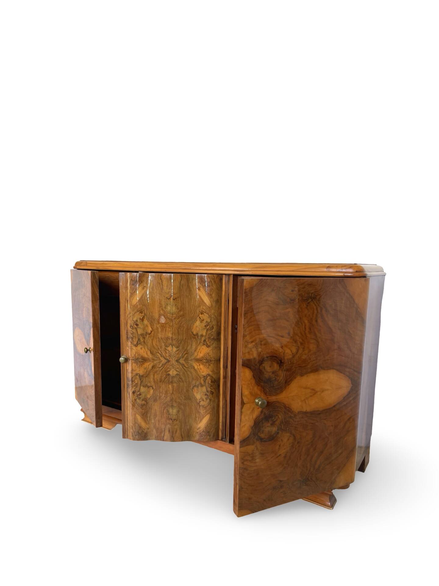 Italian Art deco burl walnut sideboard, of great quality.