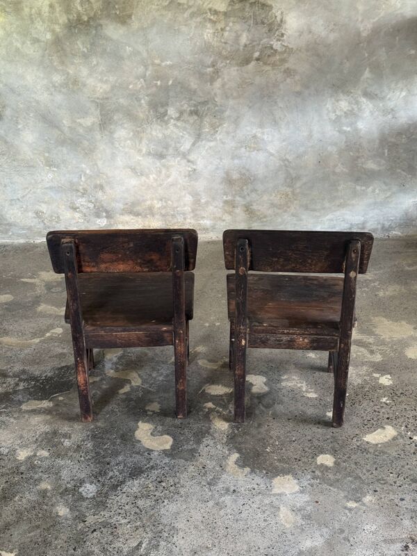 Petite chaise d'enfant ancienne indonésienne en teck