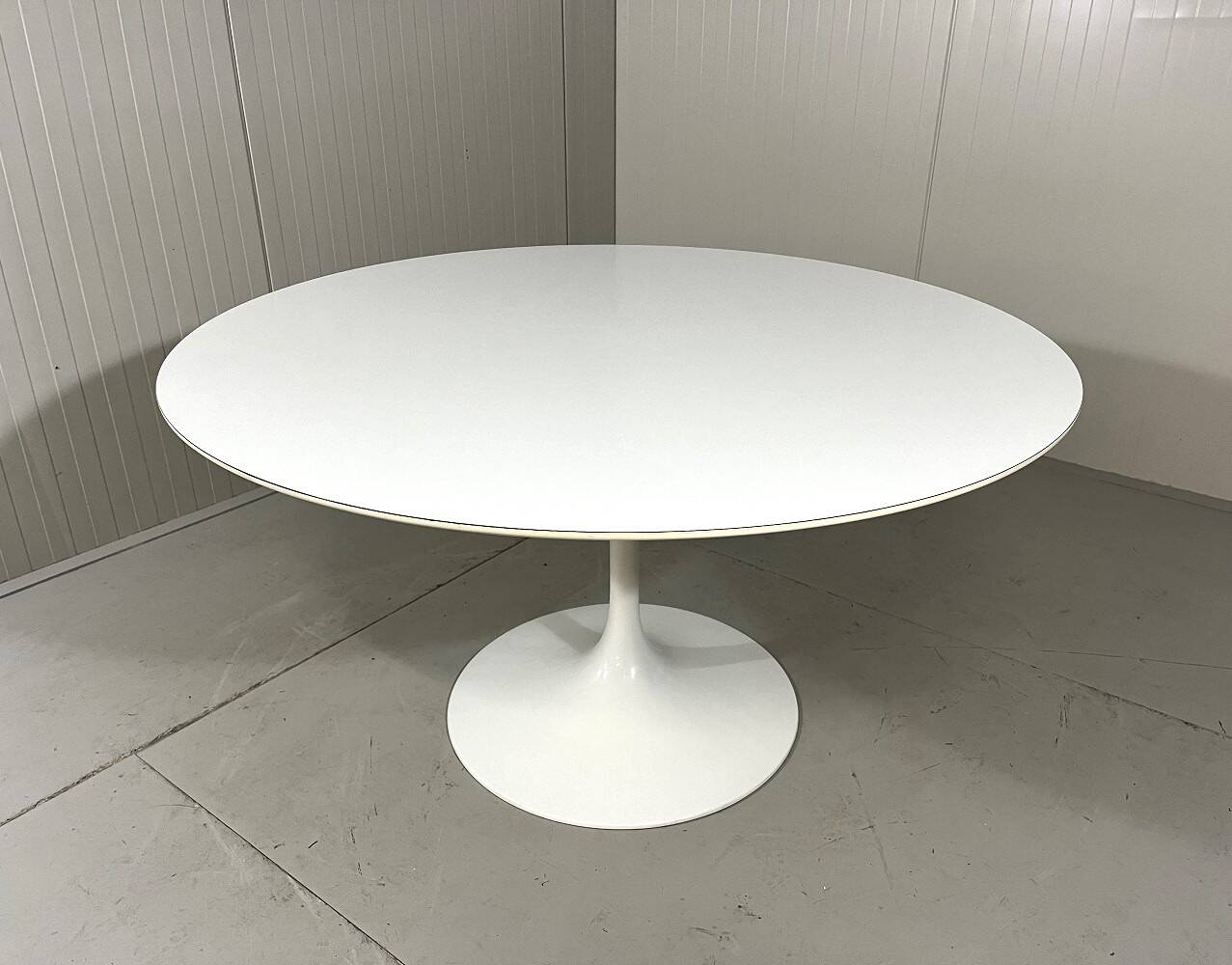 Knoll International Tulip dining table by Eero Saarinen