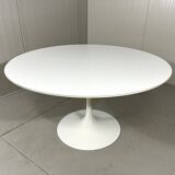 Knoll International Tulip dining table by Eero Saarinen