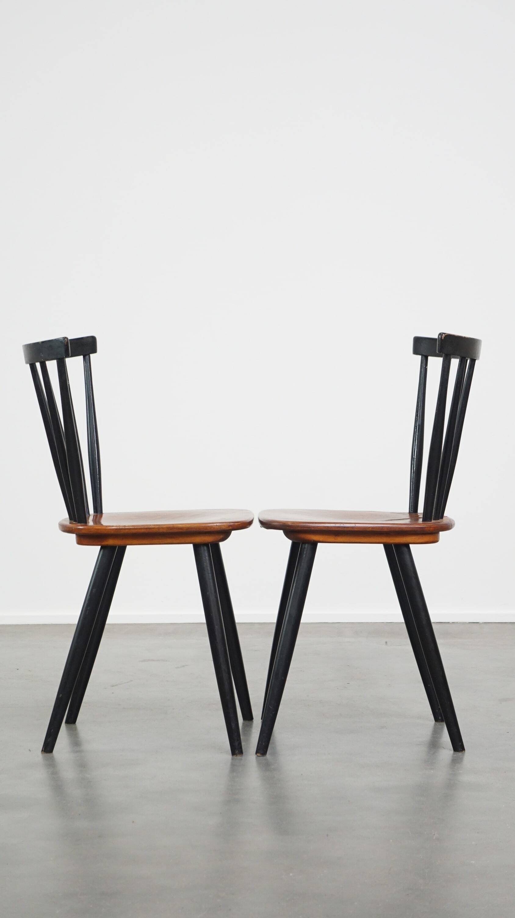 Set of 2 beautiful 1960s vintage Scandinavian design dining chairs with spindle backrests