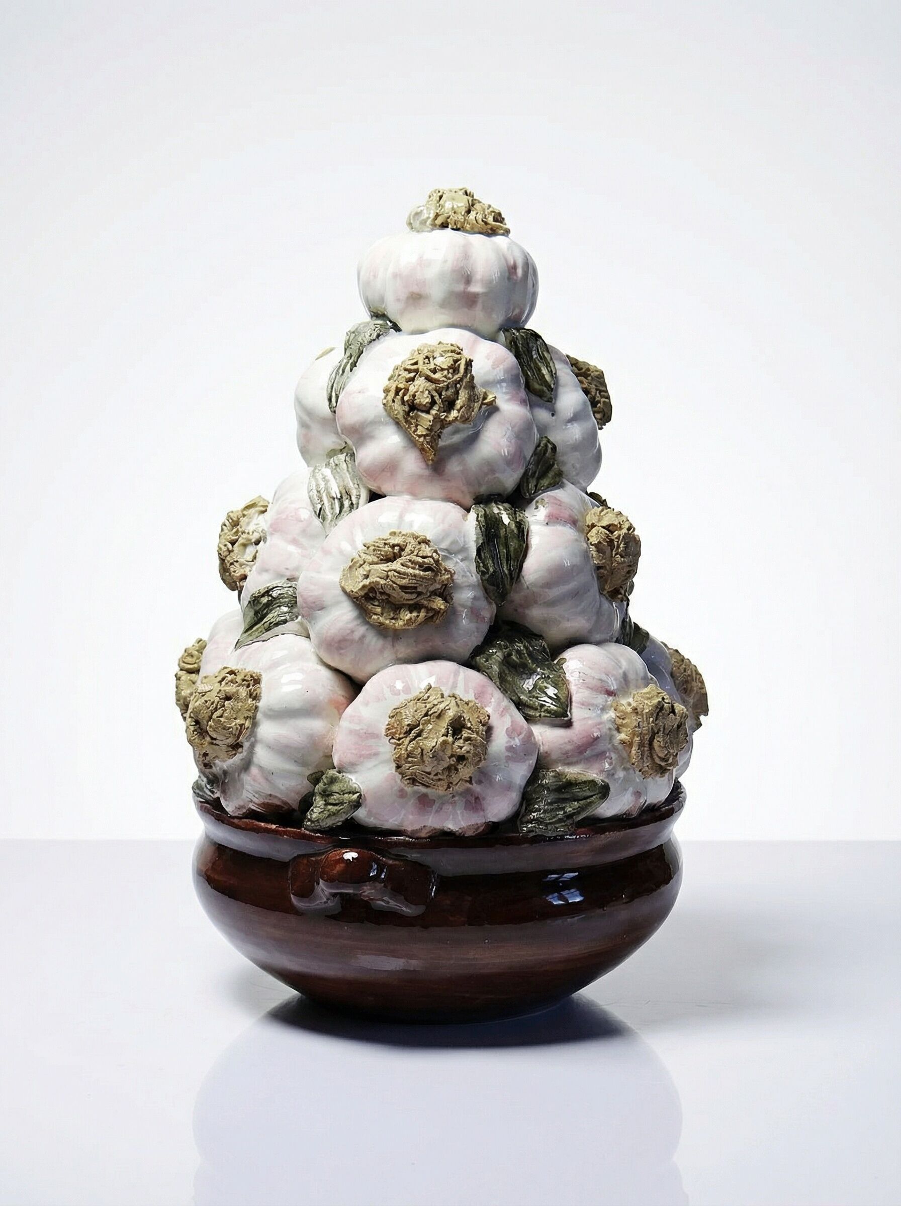 Vintage trompe-l’œil garlic pyramid in glazed ceramic from Manises, Spain.