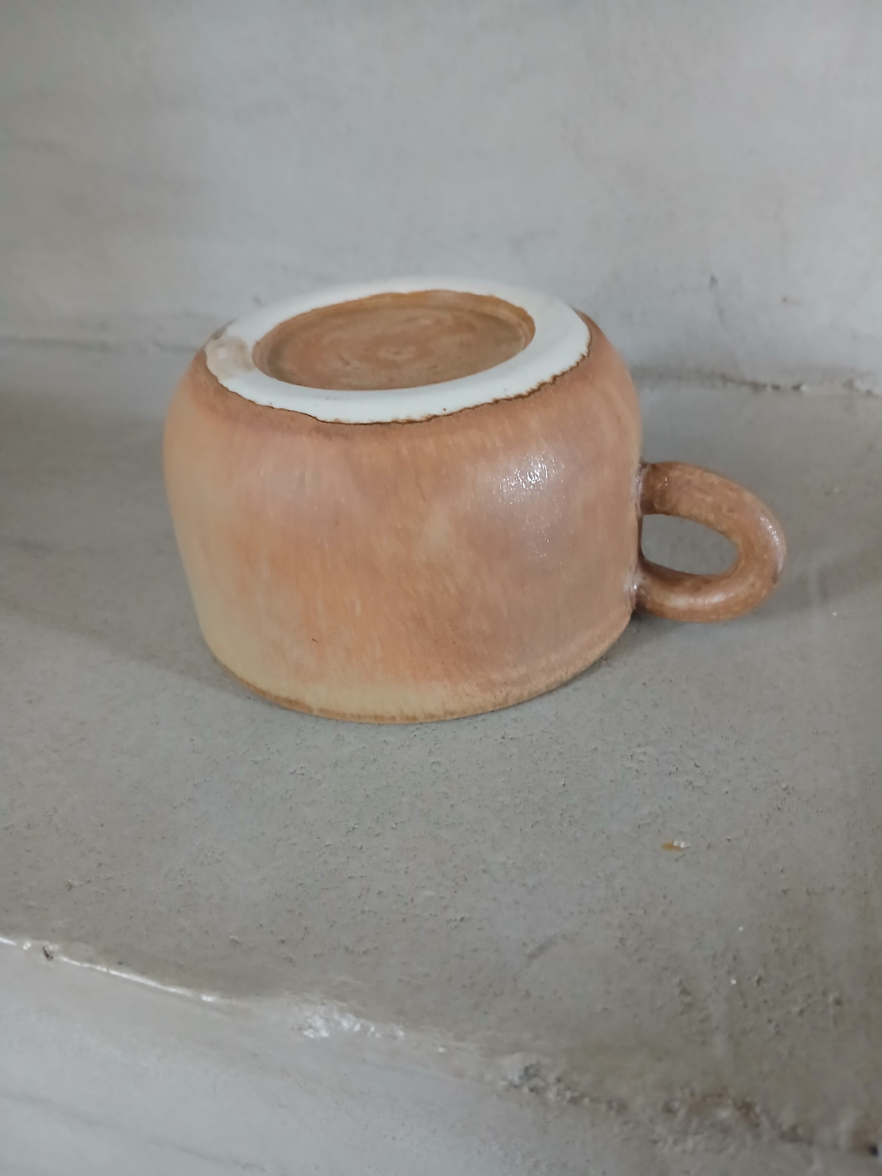 8 tasses anciennes avec soucoupes en grès