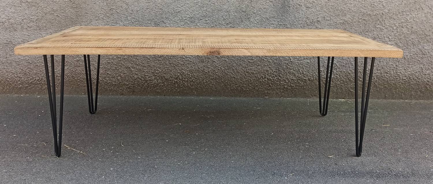 Wooden coffee table with pin legs