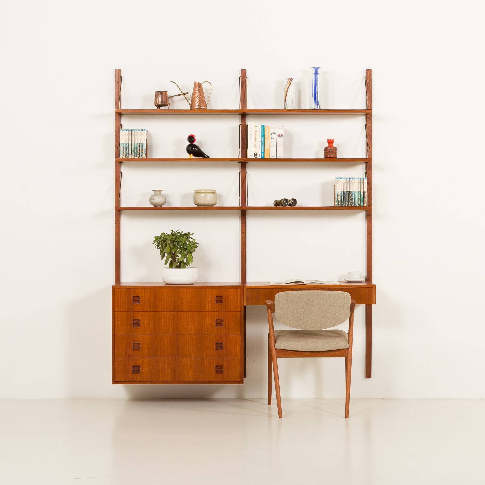 Un ensemble mural en teck scandinave avec un bureau, années 1970.