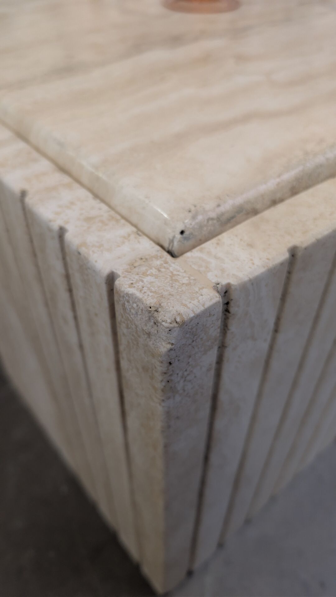 Table basse oeil travertin