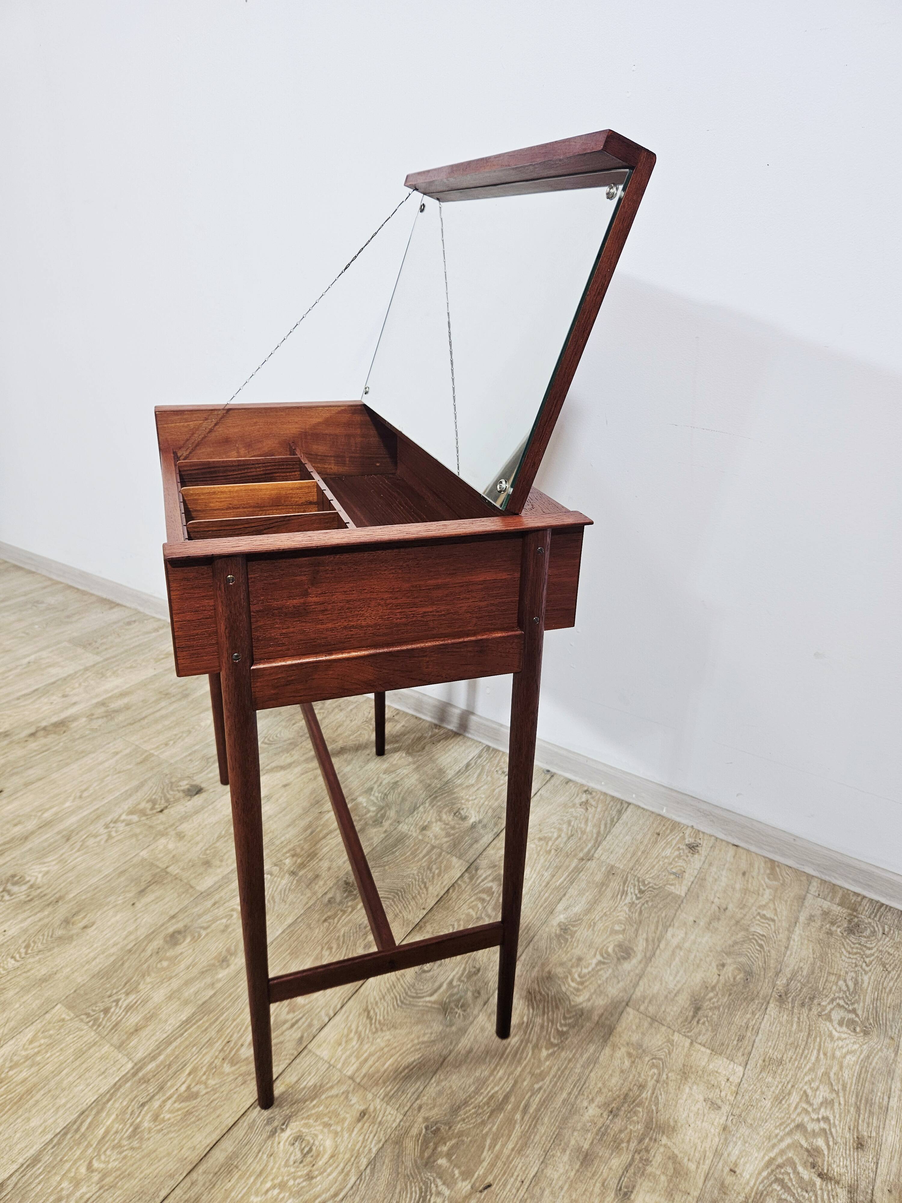 Coiffeuse en teck scandinave – Design danois des années 1960.