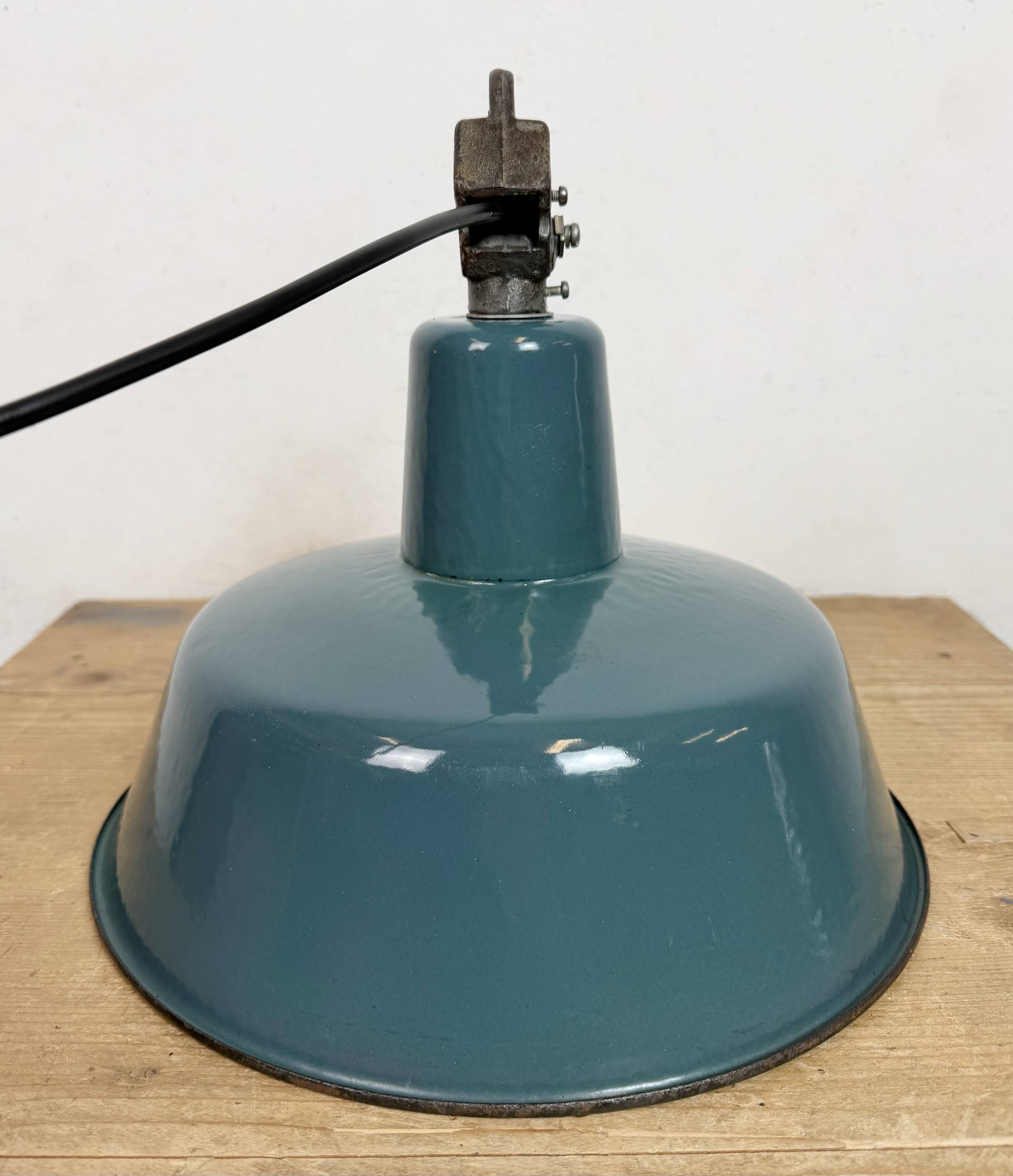 Lampe d'usine en émail pétrolier industriel avec dessus en fonte, années 1960.