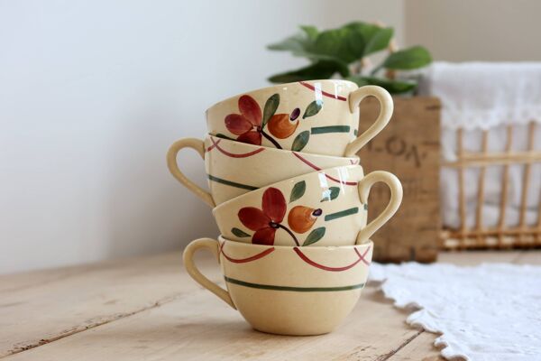 4 tasses à café anciennes Gien en terre de fer ivoire au décor floral