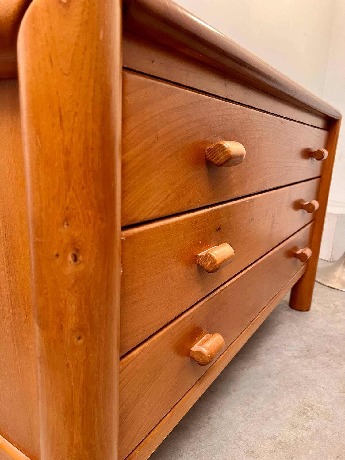 Ancienne commode 3 tiroirs en orme massif design années 70 brutaliste