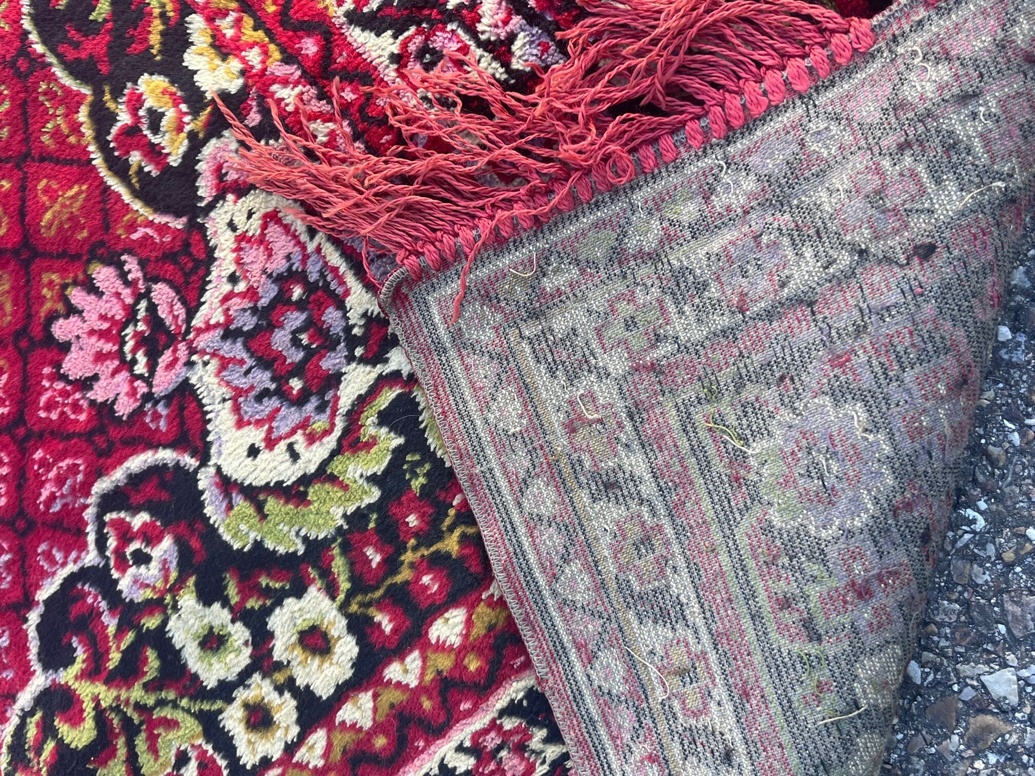 Vintage carpet with floral decoration 123x176cm