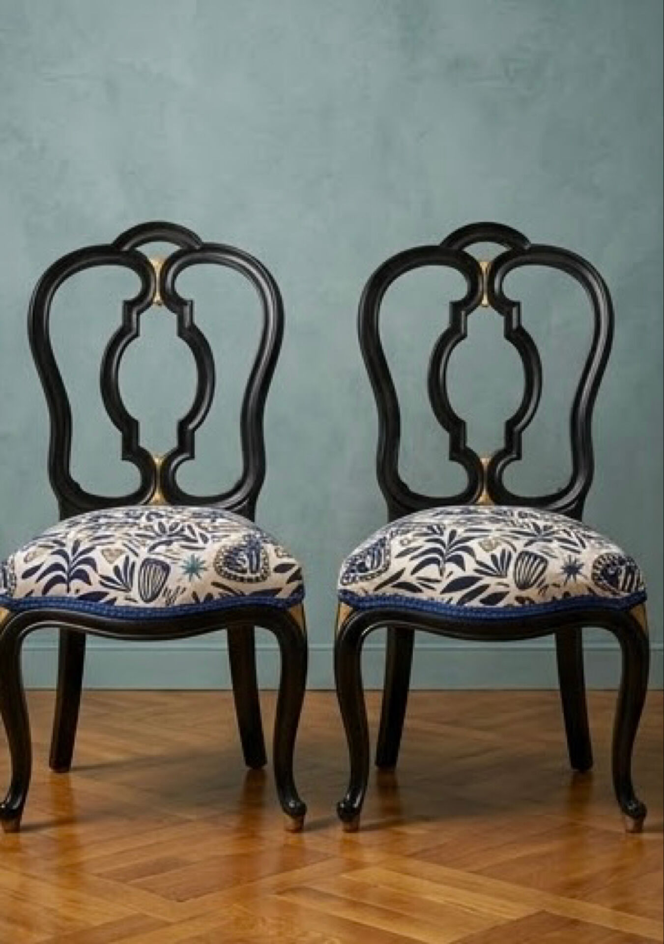 Paire de chaises cabriolet restaurées – Bois noir, détails dorés & tis