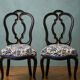 Paire de chaises cabriolet restaurées – Bois noir, détails dorés & tis
