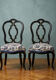 Paire de chaises cabriolet restaurées – Bois noir, détails dorés & tis